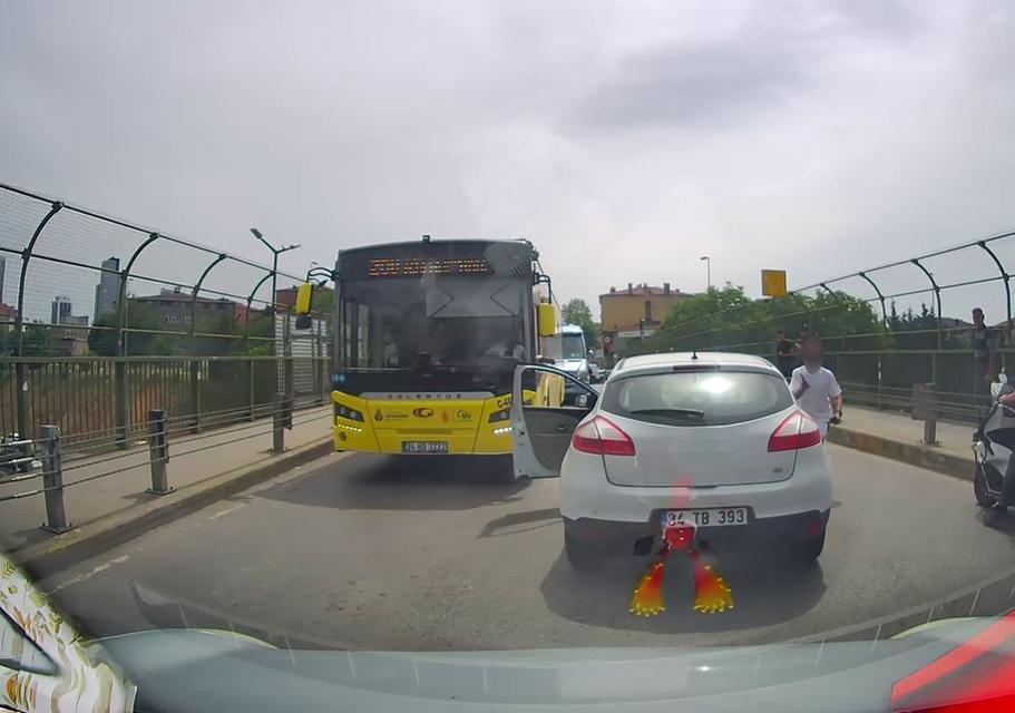 ATAŞEHİR'DE TRAFİKTE TARTIŞTIĞI BIÇAKLI SALDIRGANA YANGIN TÜPÜYLE MÜDAHALE ETTİ