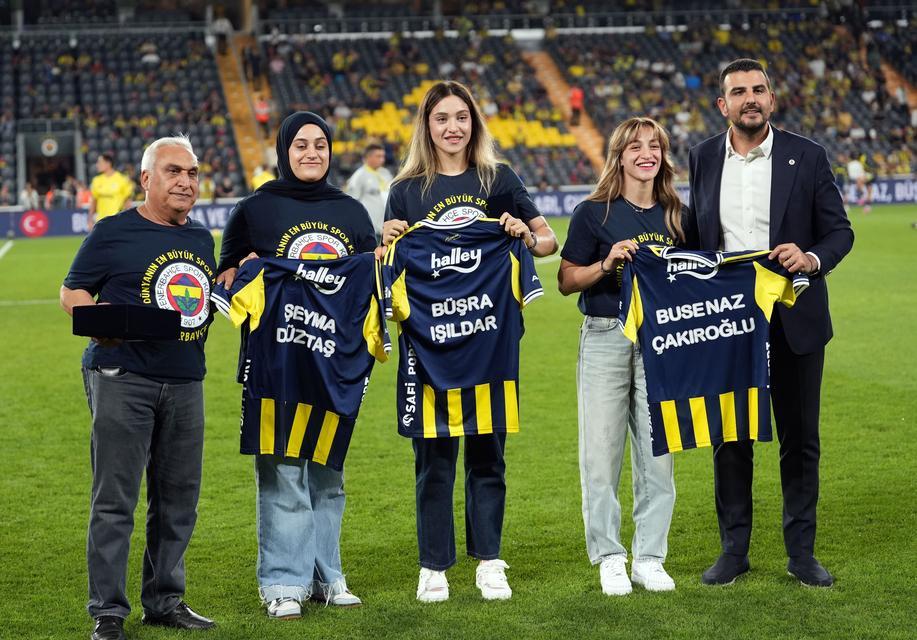 Dünya Boks Şampiyonası'ndan madalya ile dönen boksörlere plaket