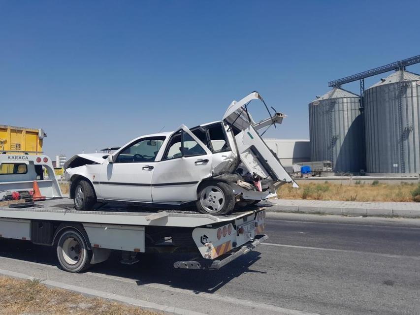 Zincirleme kaza! 3 otomobil birbirine girdi, 9 kişi yaralandı