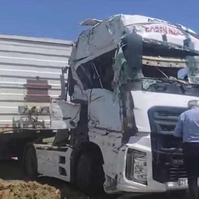 Tır devrildi; 80 can kaybı