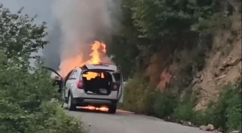 Seyir halindeki otomobil alevlere teslim oldu: 5 kişilik aile son anda kurtuldu