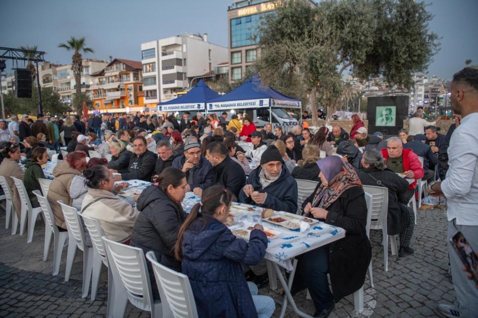 KUŞADASI BELEDİYESİ'NDEN KADİR GECESİ'NDE 2 BİN KİŞİLİK İFTAR YEMEĞİ