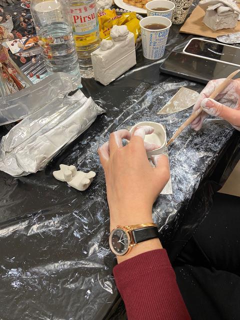 HEM KONAKLIYORLAR HEM AÇILAN KURSLARLA KENDİLERİNİ GELİŞTİRİYORLAR