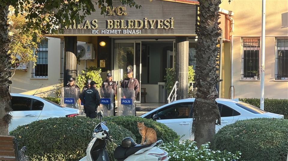 Belediye Başkanı ile oğlu da gözaltına alındı