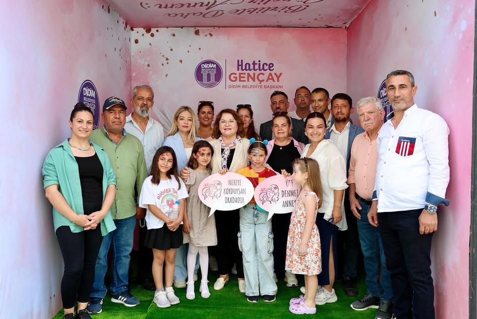 Başkan Gençay, Anneler Günü dolayısıyla kurulan stantları gezdi