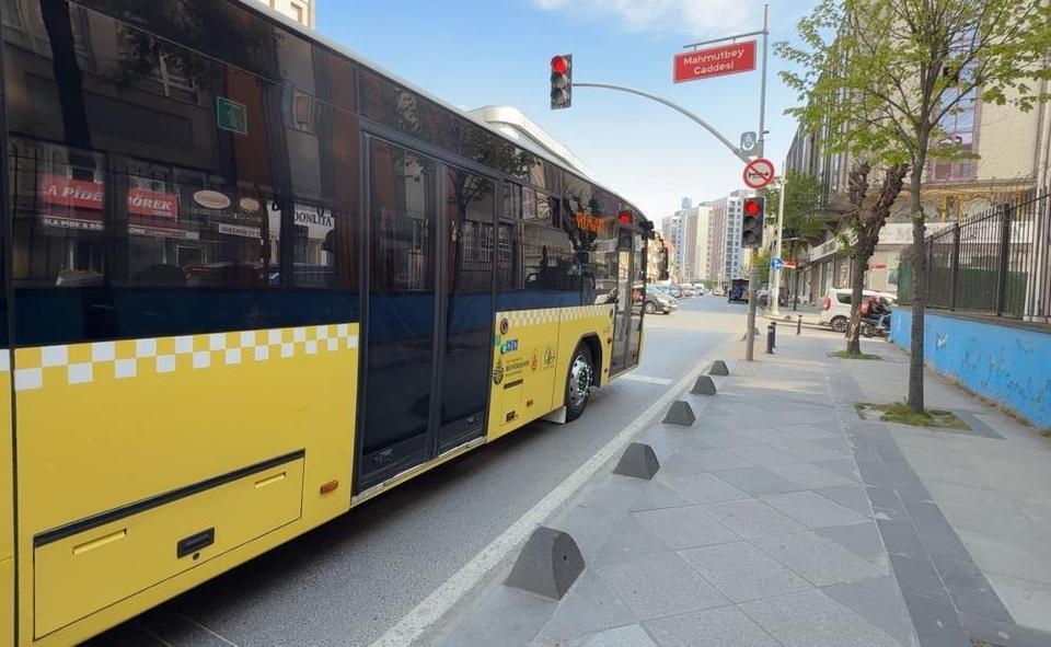 Kırmızı ışık ihlali yapan otobüs çocuğu altına aldı