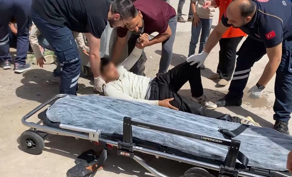 AKSARAY'DA KAZA YERİ SAVAŞ ALANINA DÖNDÜ: 2'Sİ SİLAHLA 8 KİŞİ YARALANDI ÖZEL TİM UZUN NAMLULU SİLAHLARLA KAVGAYA MÜDAHALE ETTİ