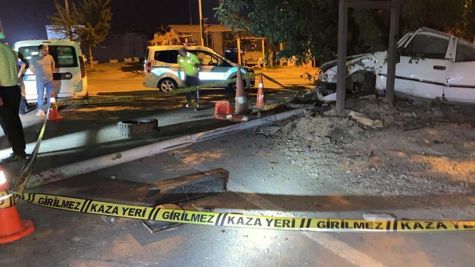 Otomobil direğe çarptı: Genç sürücü hayatını kaybetti