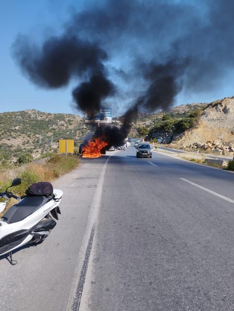 OTOMOBİL ÖNCE ALEV TOPU, SONRA METAL YIĞININA DÖNDÜ OTOMOBİLDEKİ YANGIN, YOL KENARINA SIÇRADI