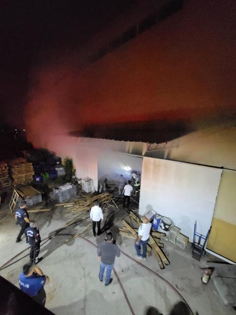 SULTANHİSAR'DA DEPO YANGINI