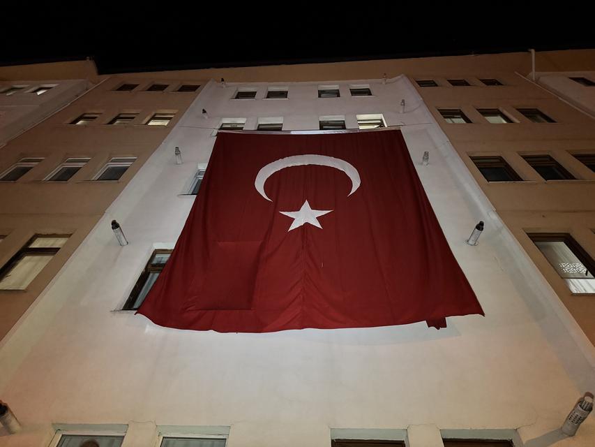Şehit Astsubay Özcan'ın baba ocağına Türk bayrağı asıldı