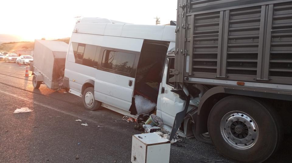 Tarım işçilerini taşıyan minibüs tıra çarptı: Yaralılar var