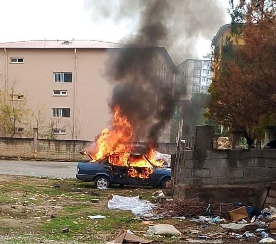 Araç alev topuna döndü