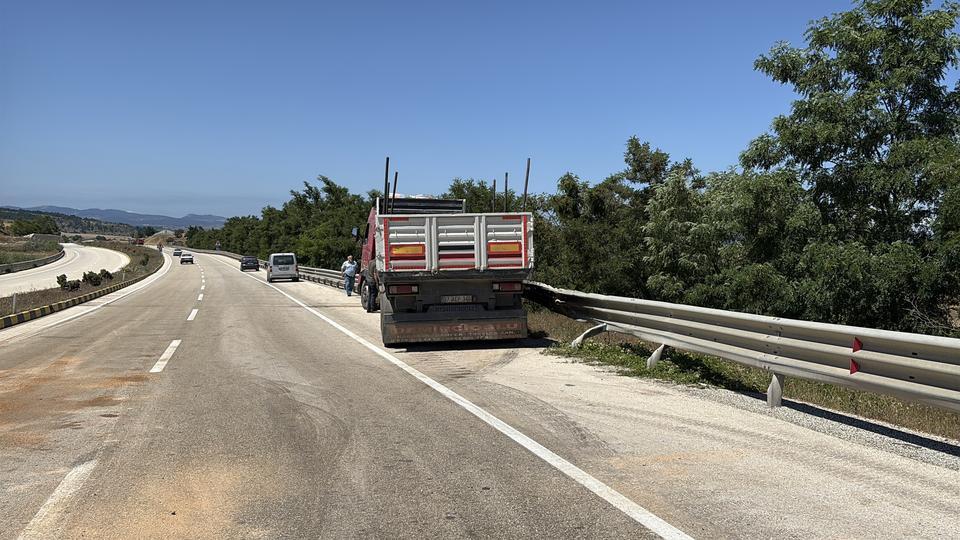 Tır ile çarpışan traktörün sürücüsü hayatını kaybetti