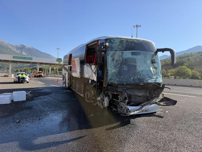 Yolcu otobüsü bariyere çarptı: 5 yaralı