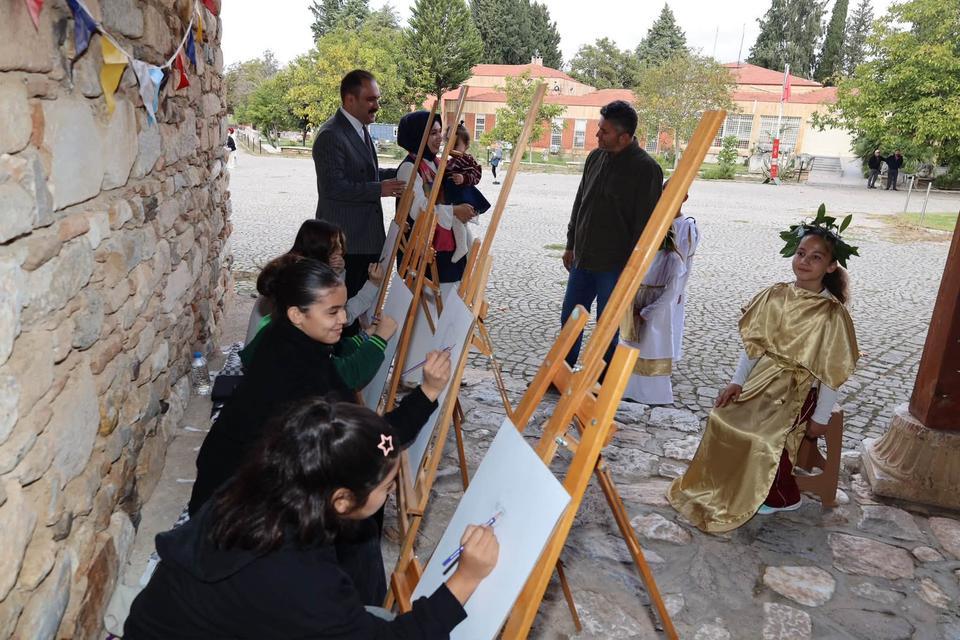 Afrodisias Antik Kenti çocuklar için açık hava atölyesine dönüştü