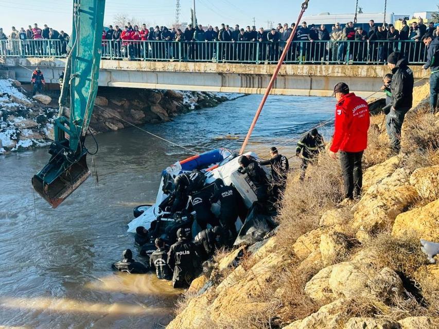 Tahliye kanalına devrilen otomobilde 3 çocuğun cansız bedenine ulaşıldı
