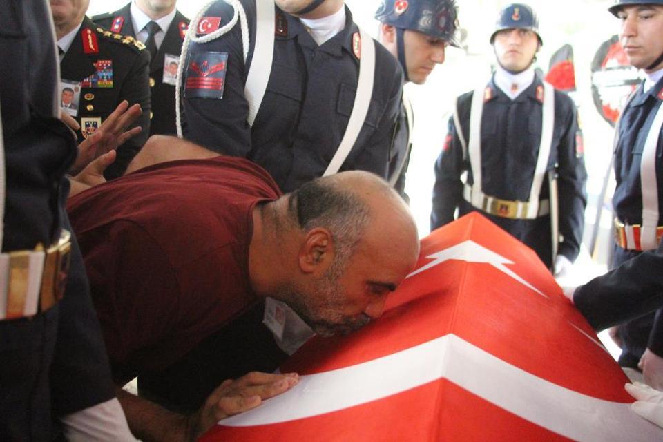 Şehit oğlunun tabutuna koşan babanın feryadı yürekleri dağladı