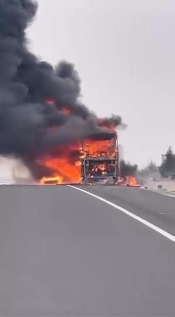 Yolcu otobüsü alevlere teslim oldu: 25 yolcu son anda tahliye edildi