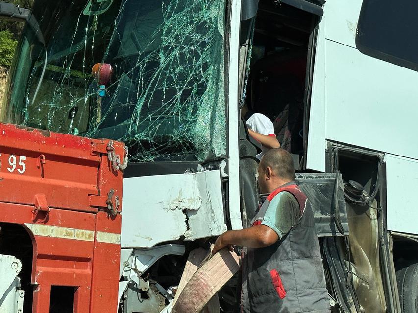Yolcu otobüsü direğe çarptı: 6 yaralı