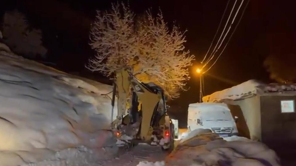 Yolu kapanan köyde 'hasta kurtarma' operasyonu