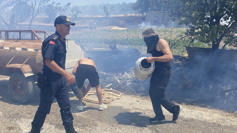 ÇANAKKALE'DEKİ ORMAN YANGININDA KÖYE ULAŞAN ALEVLER KARŞISINDA JANDARMA VE KÖYLÜLER SEFERBER OLDU