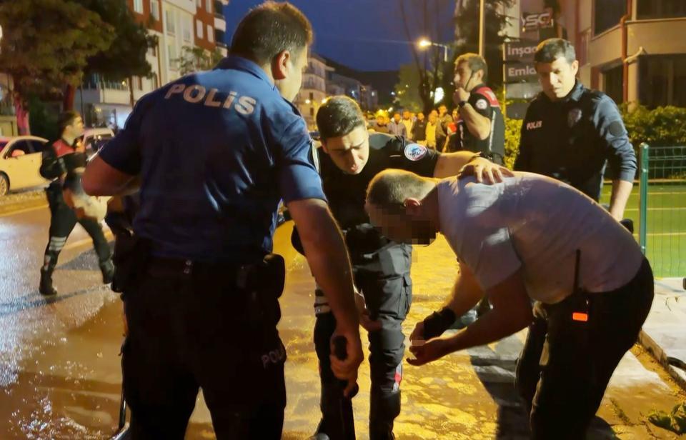 Öfkeli baba, kızını rahatsız eden gencin kulağını kesti