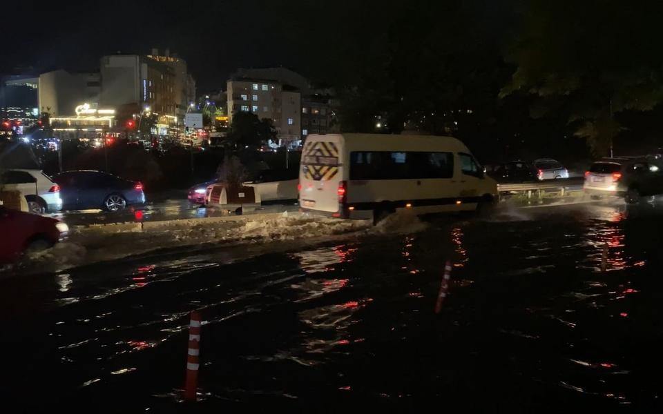 Sağanak yağmur sonrası yollar göle döndü