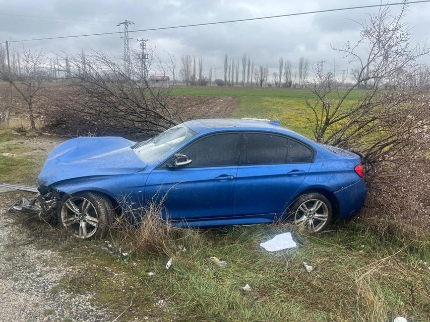 Şarampole giren otomobilde 3 kişi yaralandı