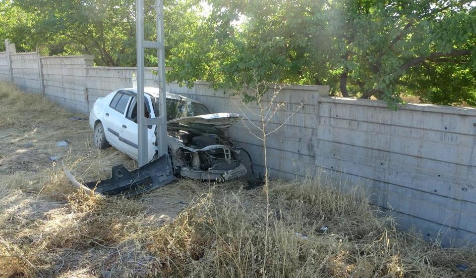 Kontrolden çıkan araç bahçe duvarına çarptı, anne ile 3 çocuğu yaralandı
