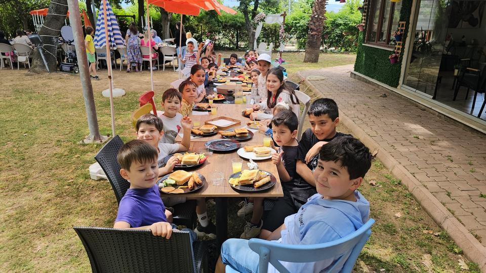 ANASINIFI ÖĞRENCİLERİNDEN ANNELERİNE ANLAMLI SÜRPRİZ