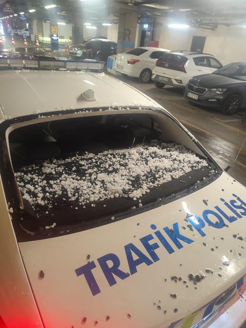 GAZİANTEP'TE CEVİZ BÜYÜKLÜĞÜNDE DOLU YAĞDI AĞAÇLARIN DALLARI KIRILDI, SÜRÜCÜLER EMNİYETE SIĞINDI