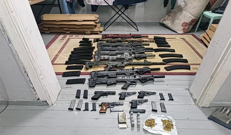 İZMİR'DE 26 AYRI ADRESE SİLAH KAÇAKÇILIĞI BASKINI: 15 GÖZALTI