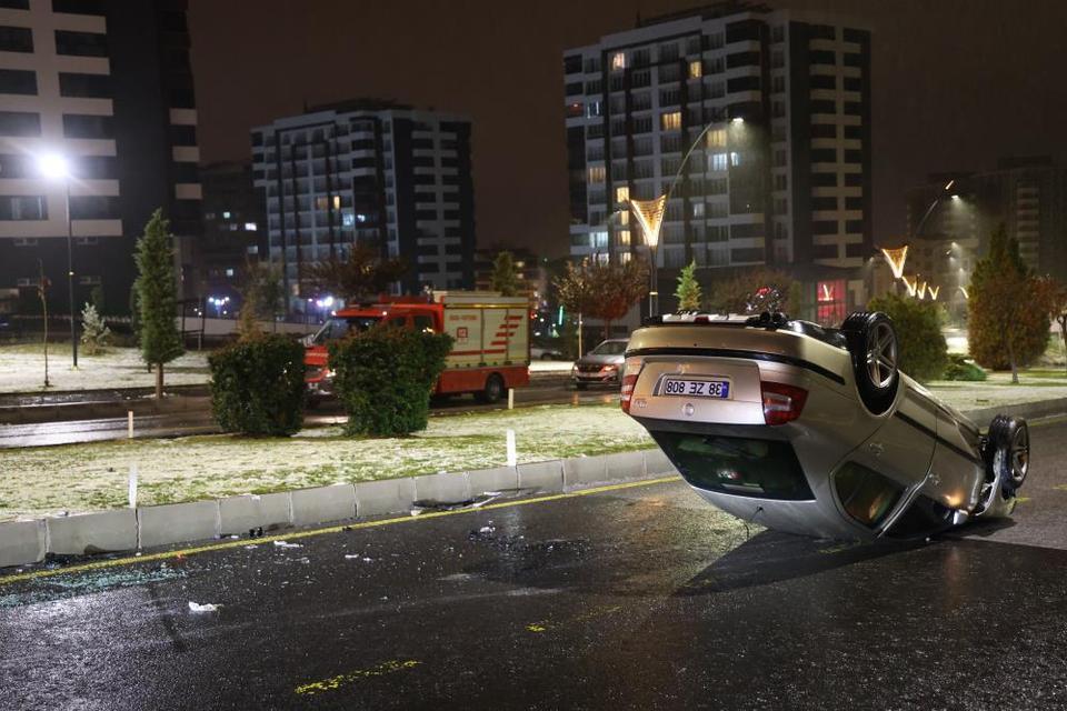 Önce otomobiliyle takla attı, sonra kaza yerinden kaçtı