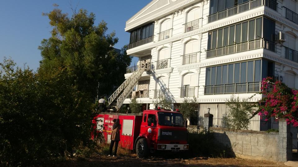 EVİN KAPI KİLİDİ ARIZALANDI, EVDE MAHSUR 2 ÇOCUĞU İTFAİYE KURTARDI