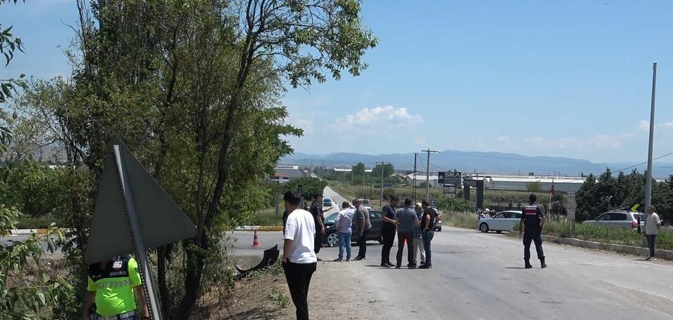 BALIKESİR'DE YOLCU MİNİBÜSÜ İLE OTOMOBİL KAZA YAPTI; 14 YARALI KEPSUT YOLUNDA FECİ KAZADA, MİNİBÜS ŞARAMPOLE YUVARLANDI, 14 YARALI