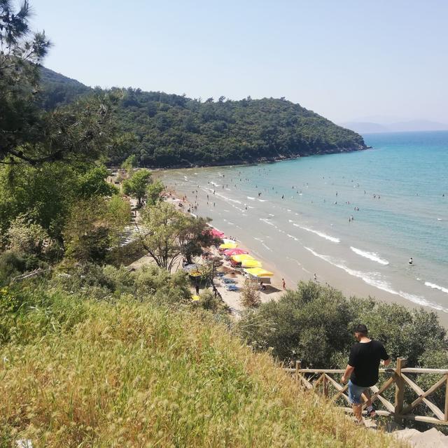 KUŞADASI'NDA İLÇENİN NÜFUSU 1 MİLYONU AŞTI OTEL VE PANSİYONLARDA YER KALMADI PLAJLAR VE MESİRE ALANLARI DOLDU TAŞTI