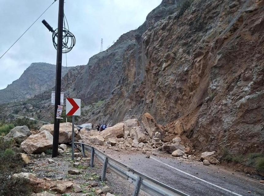 Karayolunda heyelan: Yol trafiğe kapandı