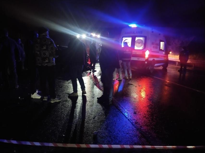 İki araç kafa kafaya çarpıştı: 1 ölü, 5 yaralı