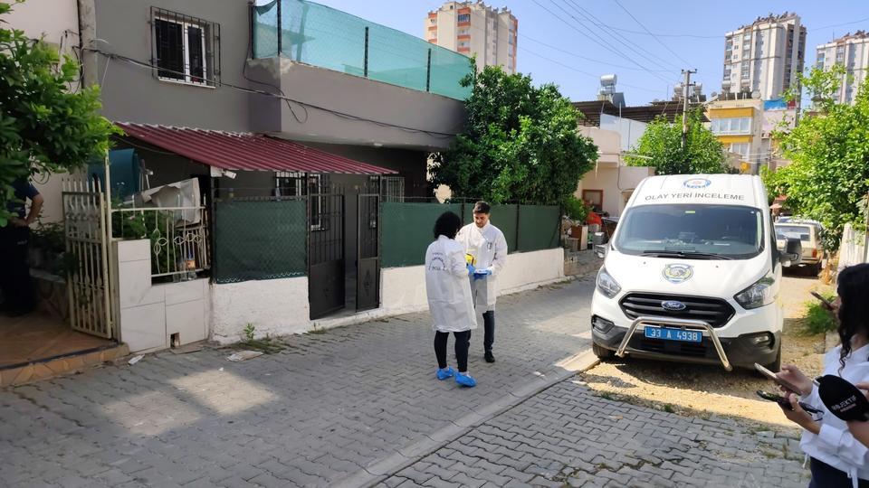 ACI OLAY: ANNE VE OĞLU KANLAR İÇİNDE BULUNDU, HASTANEYE KALDIRILDI MERSİN'DE ÇOCUĞU İLE BİRLİKTE KANLAR İÇİNDE BULUNUP HASTANEYE KALDIRILAN ANNENİN 13 YAŞINDAKİ KIZININ 2,5 YIL ÖNCE OKULDA BİR ÖĞRENCİ TARAFINDAN ÖLDÜRÜLDÜĞÜ ÖĞRENİLDİ