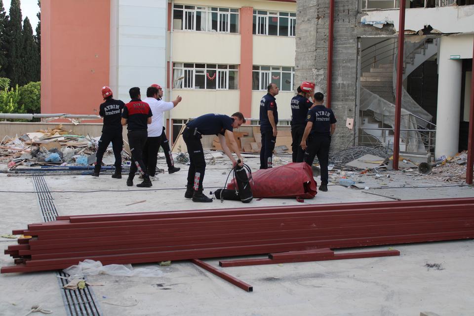 ÇATIYA ÇIKTI, KENDİSİNİ İKNA ETMEYE ÇALIŞAN POLİSLERE "GAZETECİLER GİTSİN İNERİM" DEDİ