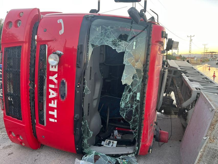 Yangın ihbarına giden itfaiye aracı devrildi: 3 yaralı