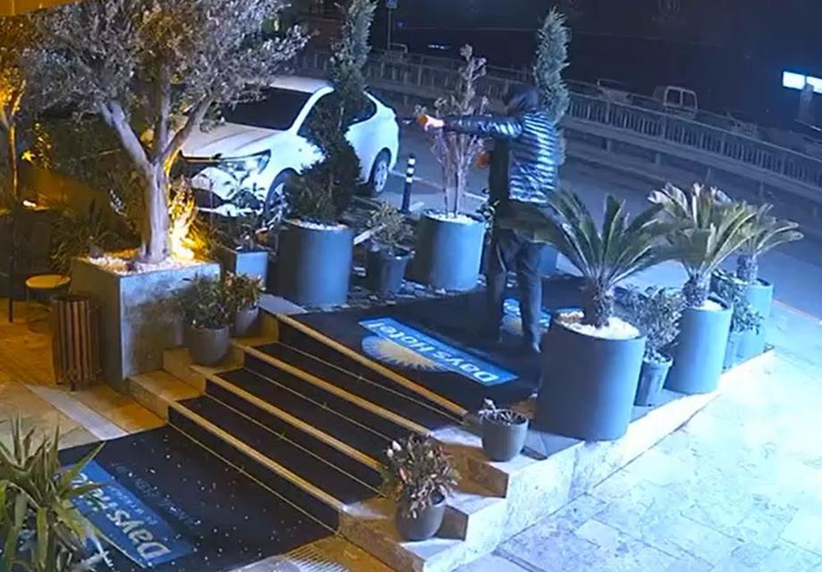 ESENYURT'TA BİR OTEL 15 GÜN ARAYLA İKİNCİ KEZ KURŞUNLANDI KAPIDA POLİS BEKLERKEN MOTORLA KURŞUNLAYIP KAÇTILAR