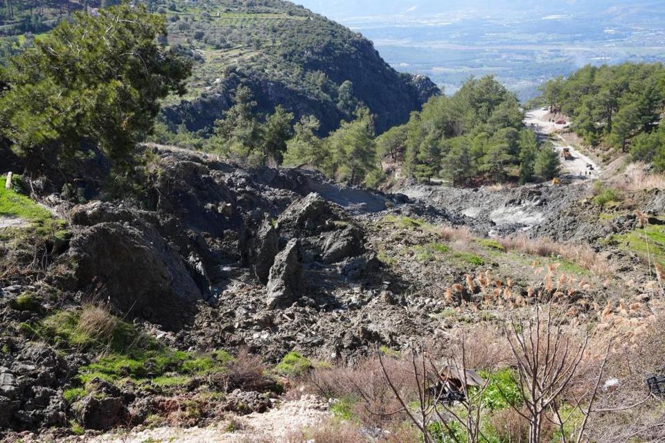 Heyelan nedeniyle yol kapandı