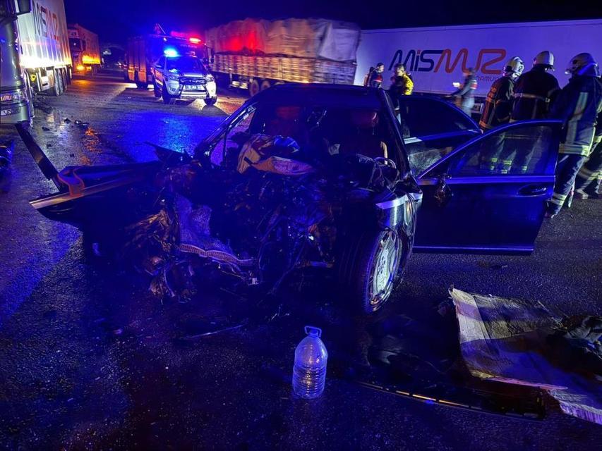 Gece yarısı feci kaza: Otomobiller ve tır çarpıştı, 1 ölü 7 yaralı