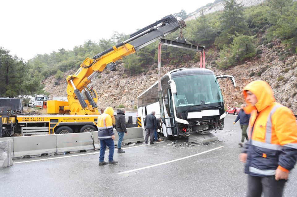 MUĞLA'DA KAZA YAPAN OTOBÜS TRAFİĞİ FELÇ ETTİ