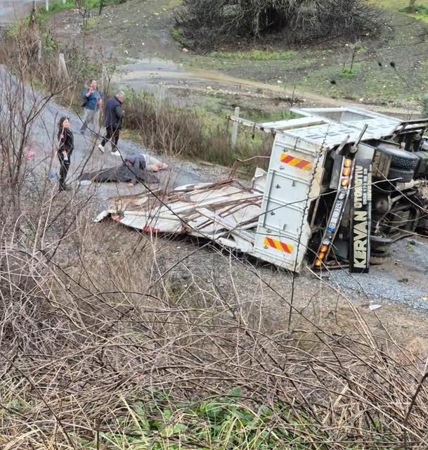 KONTROLDEN ÇIKAN KAMYON TALİ YOLA UÇTU: 1 ÖLÜ, 1 YARALI
