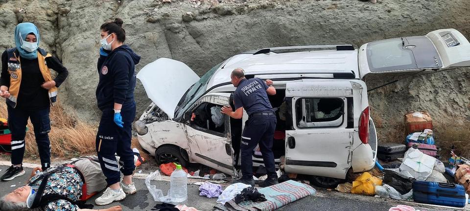 Yoldan çıkan araç toprak yığınına çarptı: 4 yaralı