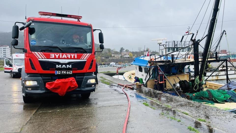 Batma tehlikesi olan tekneye ekipler müdahale etti