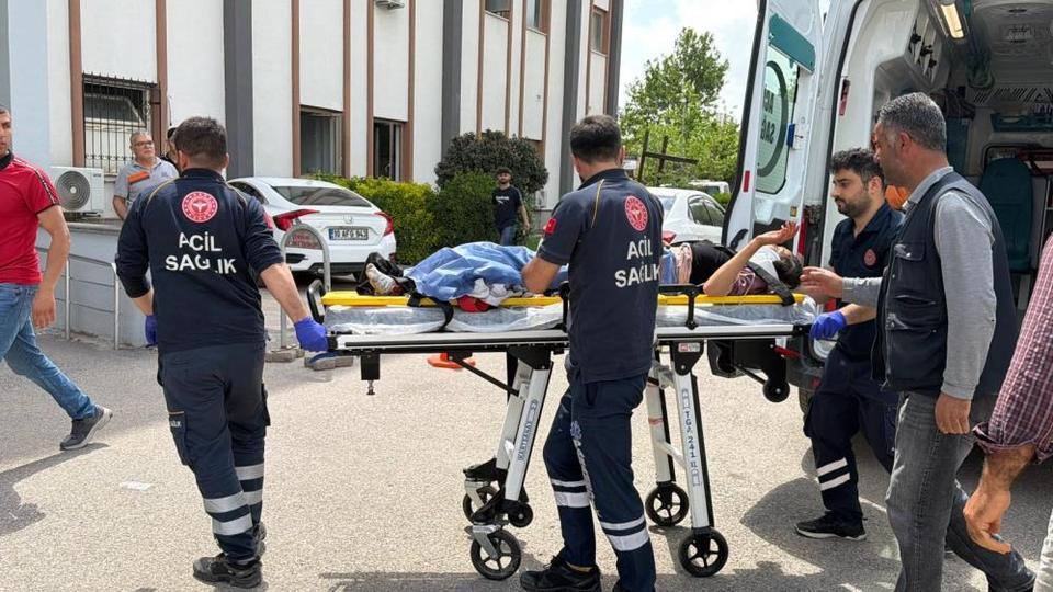 Traktör tekerinin altında kalan genç kız ağır yaralandı
